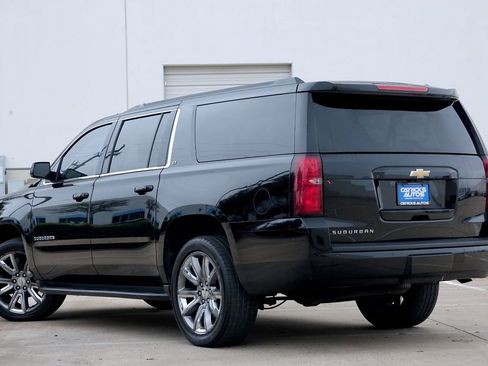 Used 2017 Chevrolet Suburban LT image 4