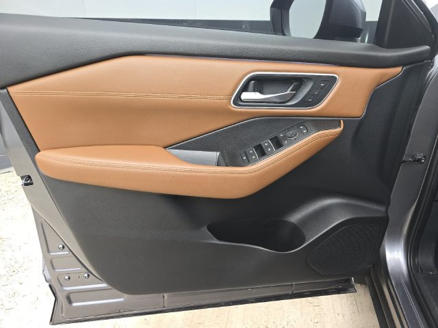 Used 2025 Nissan Rogue Platinum w/ Tech Package FWD image 21