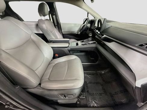Certified 2025 Toyota Sienna XLE FWD image 31