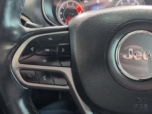 Used 2019 Jeep Cherokee Limited image 25