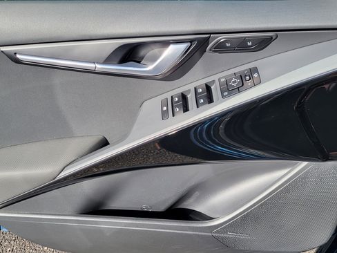 Used 2023 Kia Niro SX Touring image 7