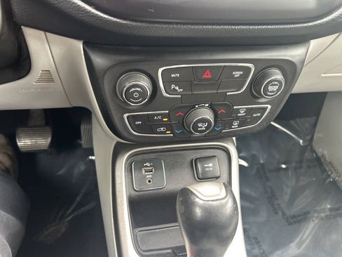 Used 2019 Jeep Compass Latitude w/ Cold Weather Group FWD image 27