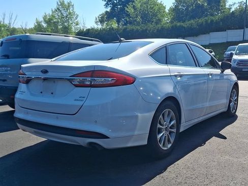 Used 2017 Ford Fusion SE w/ Fusion SE Technology Package FWD image 3