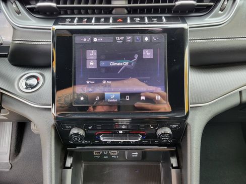 Used 2024 Jeep Grand Cherokee Altitude image 22