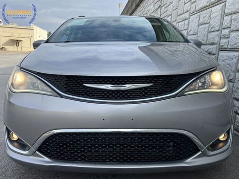 Used 2017 Chrysler Pacifica Touring-L image 12