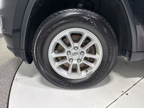 Used 2019 Jeep Grand Cherokee Laredo AWD/4WD image 6