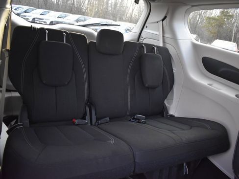 Used 2023 Chrysler Voyager LX image 16