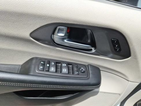 Used 2023 Chrysler Pacifica Touring-L FWD image 16