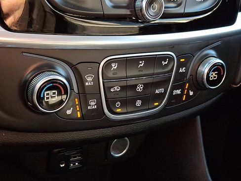 Used 2020 Chevrolet Traverse LT w/ LT Premium Package image 19