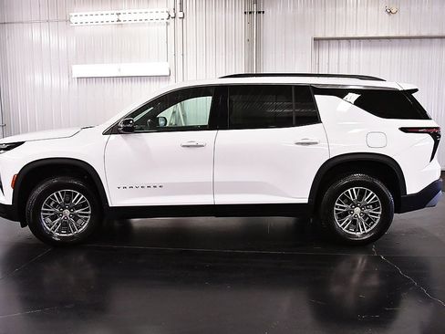 Used 2025 Chevrolet Traverse LT image 4