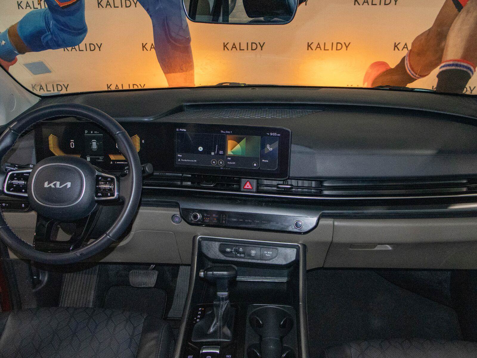Used 2026 Kia Carnival FWD image 3