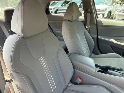 Used 2023 Hyundai Elantra SEL w/ Preferred Accessory Package FWD image 23