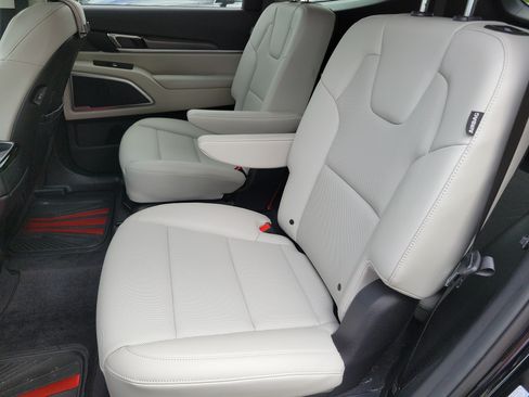 Used 2025 Kia Telluride S FWD image 7