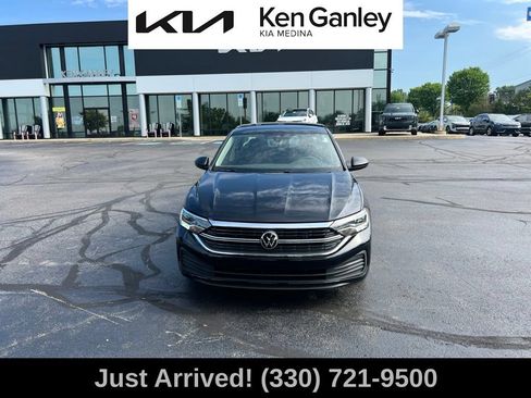 Used 2023 Volkswagen Jetta SE w/ Panoramic Sunroof Package FWD image 2