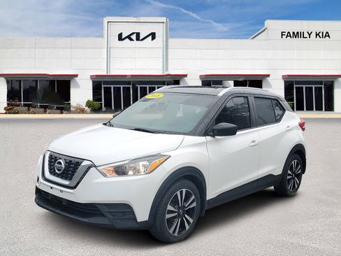 Used 2018 Nissan Kicks SV image 3