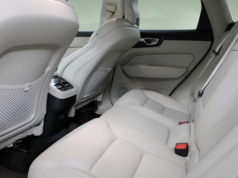 Certified 2021 Volvo XC60 T5 Inscription w/ Advanced Package image 3