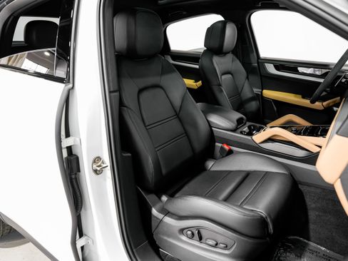 Used 2024 Porsche Cayenne w/ Premium Package Plus image 25