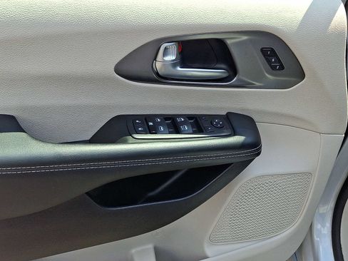 Certified 2023 Chrysler Pacifica Touring-L FWD image 16