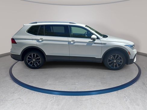 Used 2023 Volkswagen Tiguan SE AWD/4WD image 4