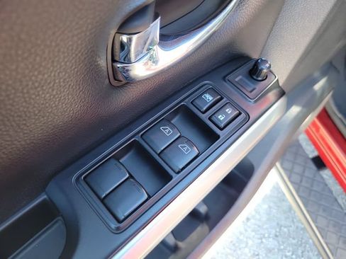 Used 2019 Nissan Titan SV w/ SV Convenience Package AWD/4WD image 17