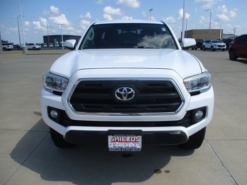 Used 2017 Toyota Tacoma SR5 RWD image 10