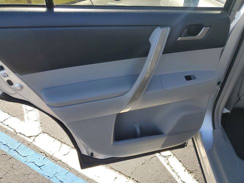 Used 2013 Toyota Highlander SE image 17