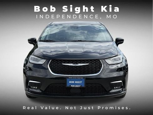 Used 2024 Chrysler Pacifica Touring-L FWD image 19