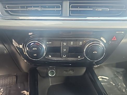 Used 2025 Chevrolet Trax LT w/ LT Convenience Package image 17