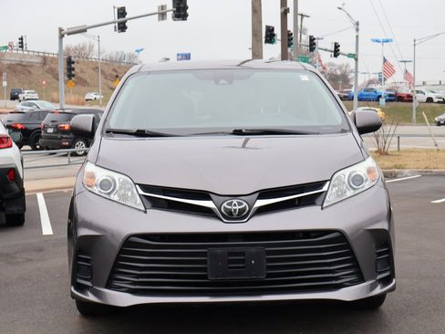 Used 2020 Toyota Sienna LE image 2
