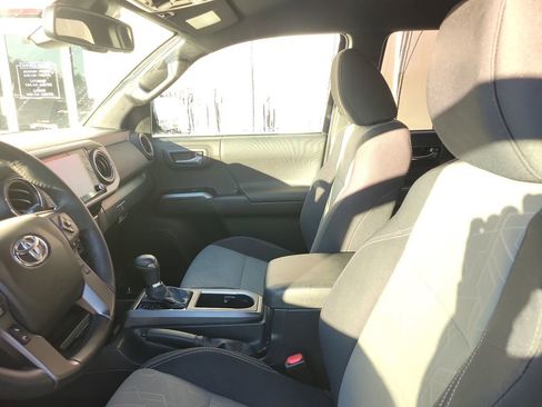 Used 2022 Toyota Tacoma TRD Off-Road image 16