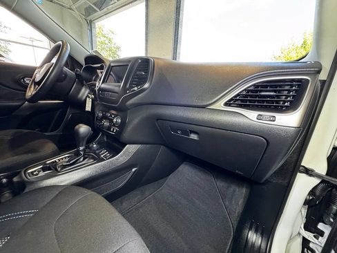 Used 2019 Jeep Cherokee Latitude w/ Popular Appearance Group AWD/4WD image 49