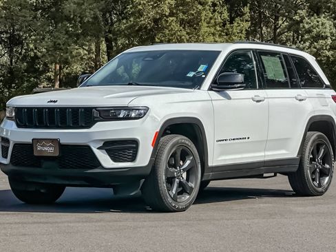 Used 2023 Jeep Grand Cherokee Altitude AWD/4WD image 9