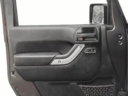 Used 2018 Jeep Wrangler Unlimited Sahara w/ Connectivity Group AWD/4WD image 13