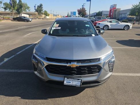 Used 2025 Chevrolet Trax LS w/ Driver Confidence Package FWD image 2