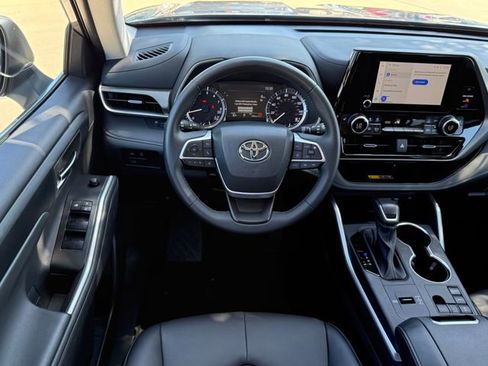 Used 2025 Toyota Highlander XLE FWD image 20