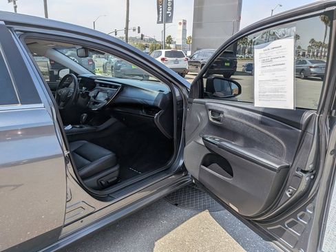 Used 2017 Toyota Avalon XLE image 18