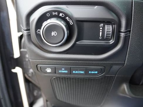 Used 2025 Jeep Wrangler Unlimited Sahara w/ Safety Group AWD/4WD image 24