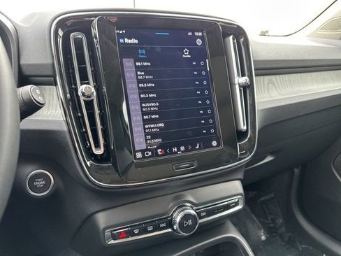 Certified 2025 Volvo XC40 B5 Core image 19