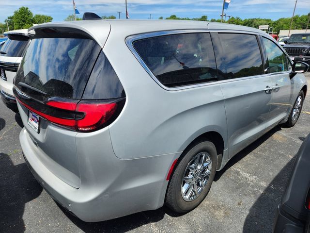 Used 2024 Chrysler Pacifica Touring-L FWD image 3