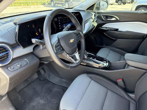 Used 2025 Chevrolet Trax LT w/ Driver Confidence Package image 21