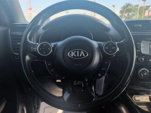 Used 2015 Kia Soul ! FWD image 11