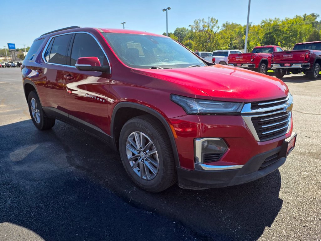 Used 2023 Chevrolet Traverse LT FWD image 2