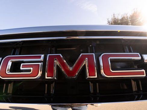 Used 2023 GMC Yukon XL SLT image 46