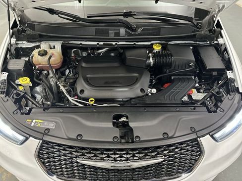Used 2022 Chrysler Pacifica Touring-L image 21