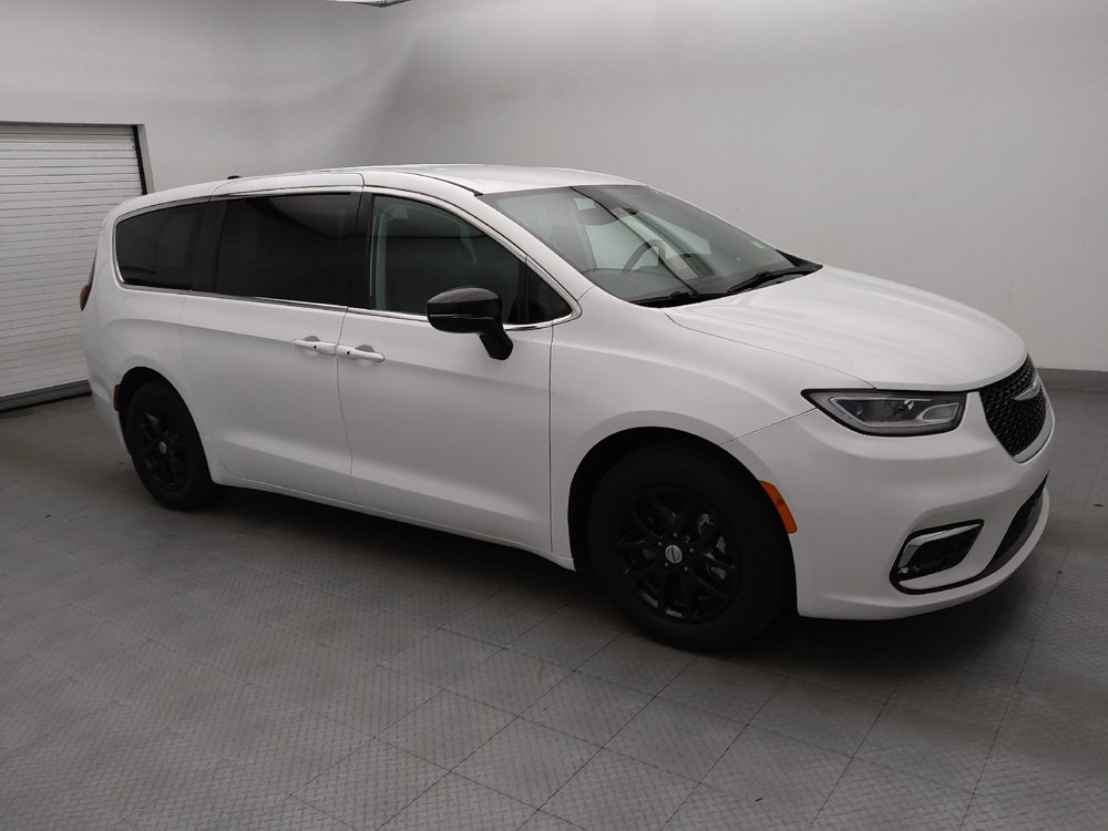 Used 2024 Chrysler Pacifica Touring-L FWD image 11