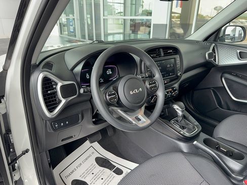 Used 2025 Kia Soul LX w/ LX Technology Package FWD image 10