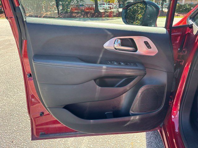 Used 2025 Chrysler Pacifica Limited FWD image 21