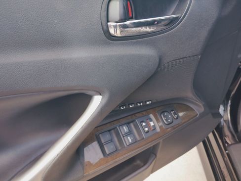 Used 2013 Lexus IS 250C w/ Luxury Pkg RWD image 22