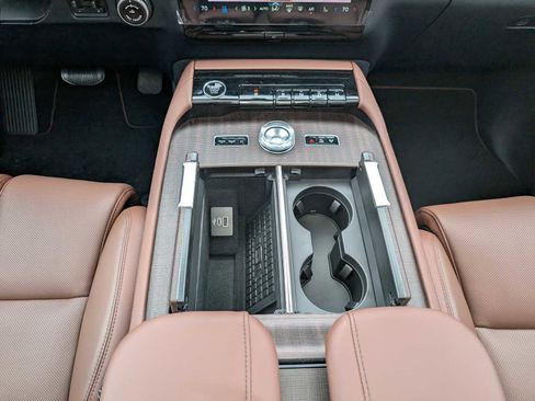 New 2026 Lincoln Navigator L Reserve AWD/4WD image 13