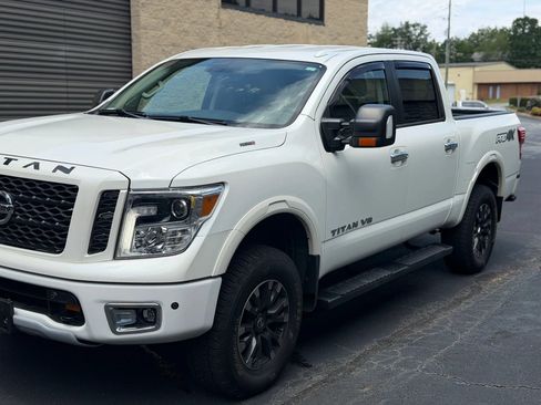 Used 2018 Nissan Titan PRO-4X w/ Pro-4x Convenience Package AWD/4WD image 41